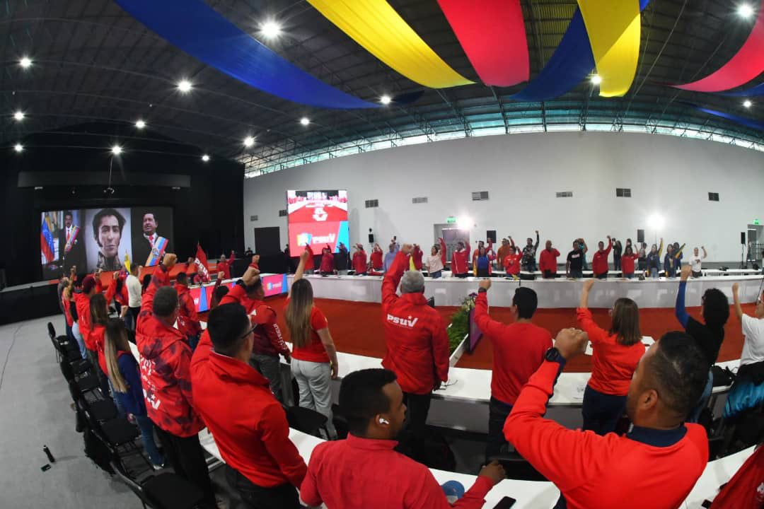 #5Ago Estuve en la reunión semanal de la Dirección Nacional del <a href="/PartidoPSUV/">PSUV</a> junto a nuestro 1er Vicepresidente <a href="/dcabellor/">Diosdado Cabello R</a> y demás camaradas. 

Venezuela no tolerará situaciones fascistas que pretendan imponerse, somos Paz.