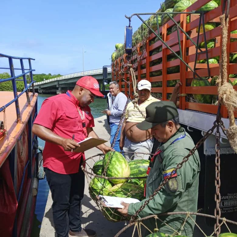 rregionfalcon_'s tweet photo. #05Ago, Efectivos del #RNAT, Región Falcón, cumplen funciones de Apoyo a la Fuerza Laboral de la Aduana Subalterna de Tucacas, en el Control Aduanero durante labores de Reconocimiento de mercancía bajo el Régimen de Exportación, con destino a la Isla de Curazao. https://t.co/JXKo3I3DLI