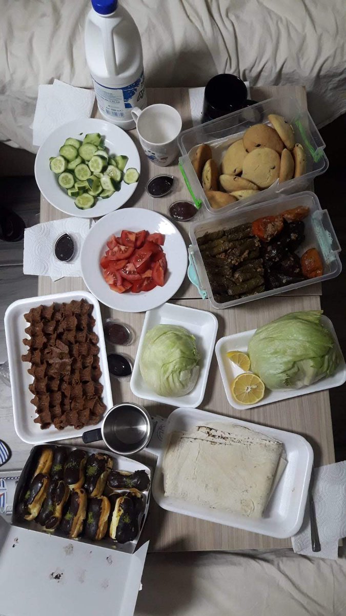 scinblt's tweet photo. @lemancuraa @bouketyaaaaa Bizim sofralar da fena değildi ya https://t.co/S6JdljHaFl