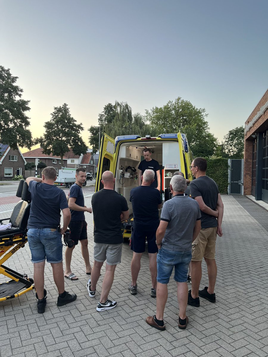 We werken vaak samen met <a href="/AmbulanceRR/">Ambulance Rotterdam-Rijnmond</a> Vanavond kregen we instructie over hun werkwijzen en materialen #samensterk #brandweer #ambulance #Barendrecht #VRR #ARR #vrijwilligebrandweer