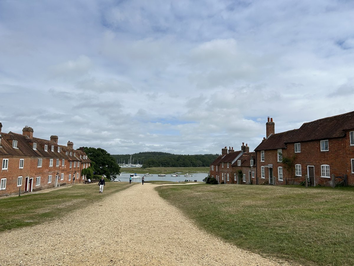 Mandy_Spring's tweet image. Haven’t been to #Beaulieu #ButlersHard since 2016. So picturesque. Love #NewForest #Ponies 🥰