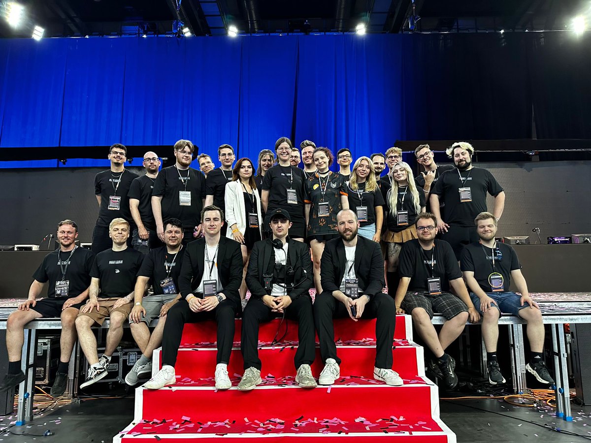 Danke #FoxFamily 🧡

Die Personen auf dem Bild sind der Grund warum es das größte <a href="/PrimeLeague/">Die Techniker Prime League</a> Finale jemals gegeben hat

Nach 110% Einsatz versuche Ich mal ein bisschen Schlaf nachzuholen 😴