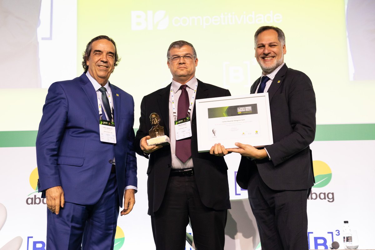 abagbrasil's tweet photo. Durante o 23º CBA,  Carlos Eduardo Pellegrino Cerri, da Esalq/USP e diretor da CCARBON, foi agraciado com o Prêmio Norman Borlaug - Sustentabilidade 2024, cuja apresentação foi feita por Eduardo Brito Bastos, coordenador do Comitê de Sustentabilidade da ABAG. Foto: Caue Diniz https://t.co/Q1ElOKQ2Q5