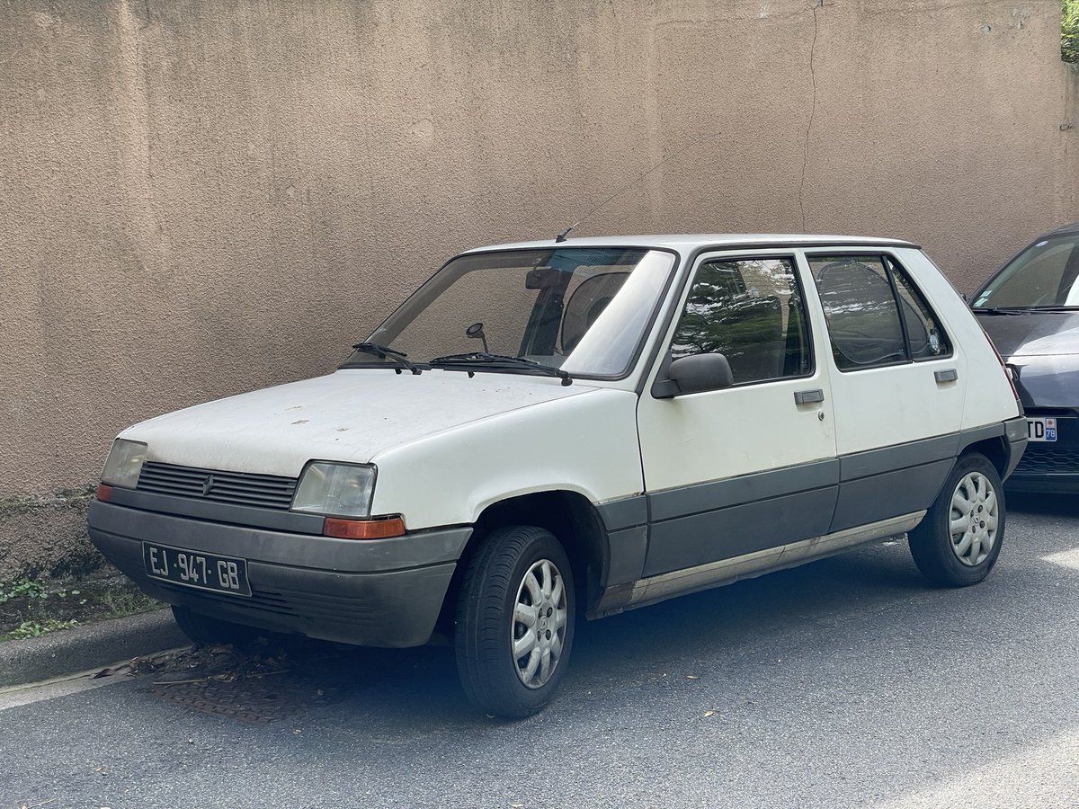 A few relatively tidy survivors from the weekend. Even the ‘big’ R25 from back in the day doesn’t look so big now <a href="/cochesdecalle/">Coches de la calle</a>