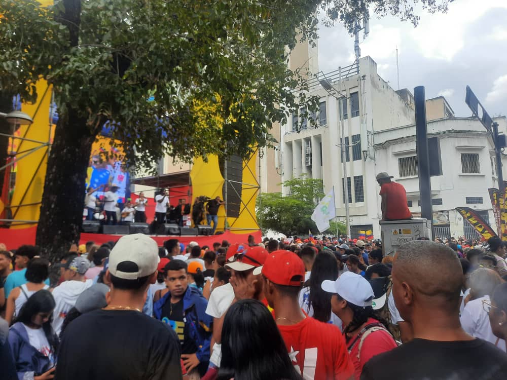 #5Ago
Juventud revolucionaria de #Carabobo se moviliza por la #Paz y en defensa de la #Victoria del presidente <a href="/NicolasMaduro/">Nicolás Maduro</a>
<a href="/jpsuv_carabobo/">Juventud Psuv Carabobo</a> <a href="/movfuturoven/">Movimiento Futuro</a>
<a href="/Gabrielasjr/">Gabriela Jiménez</a> <a href="/LaRosaInfoVE/">LaRosaInfoVE</a> <a href="/efraynmarin/">Efrain Marin</a> <a href="/BrigadasCHCH/">Brigadas comunicacionales Hugo Chávez</a> @bchchenuncli