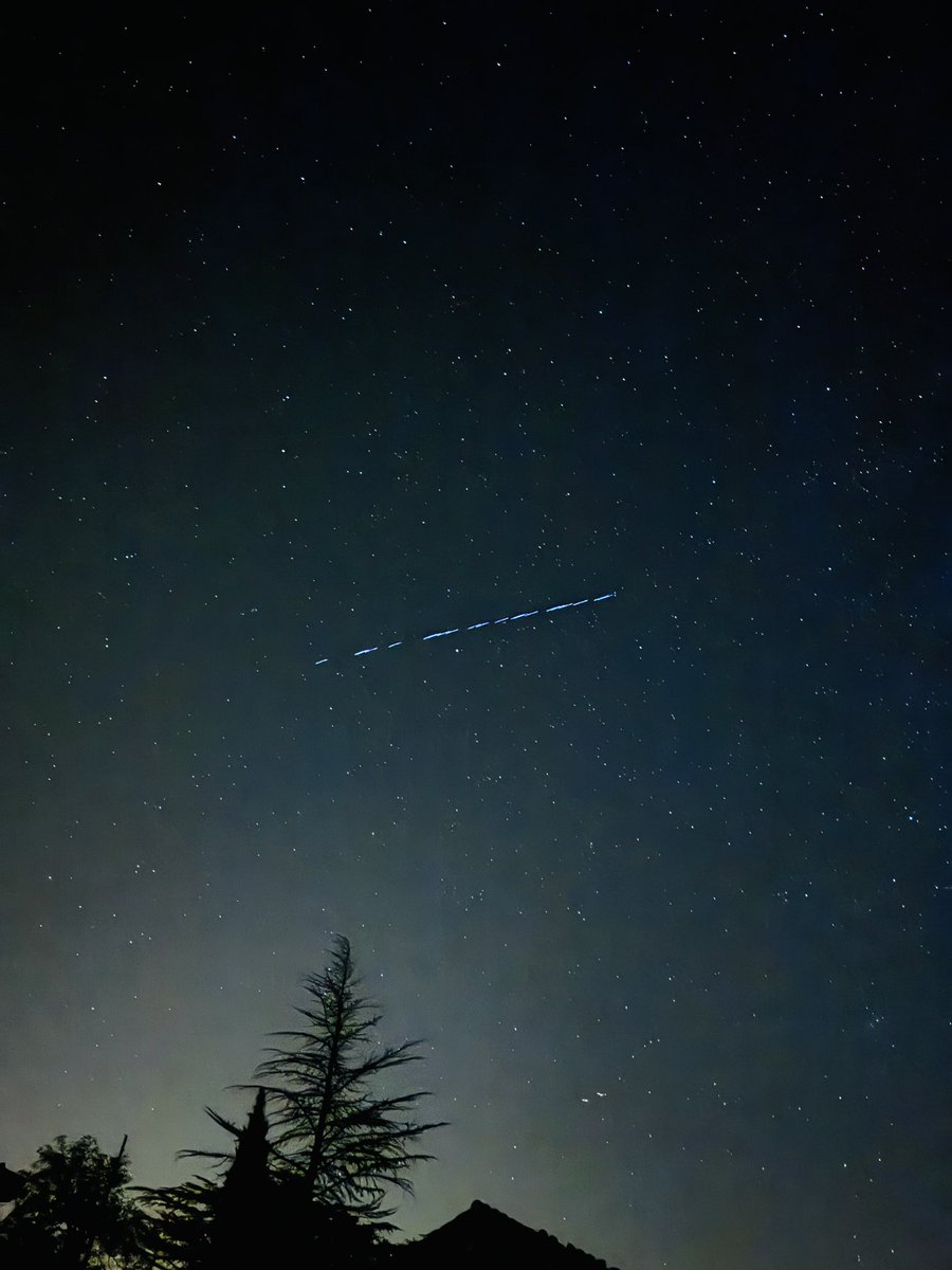 bjmnct's tweet photo. Dites il y avait ça dans le ciel ce soir il y a 2 minutes quelqu’un sait ce que c’est ? @Thom_astro #astro https://t.co/n5xFgLC0Yn