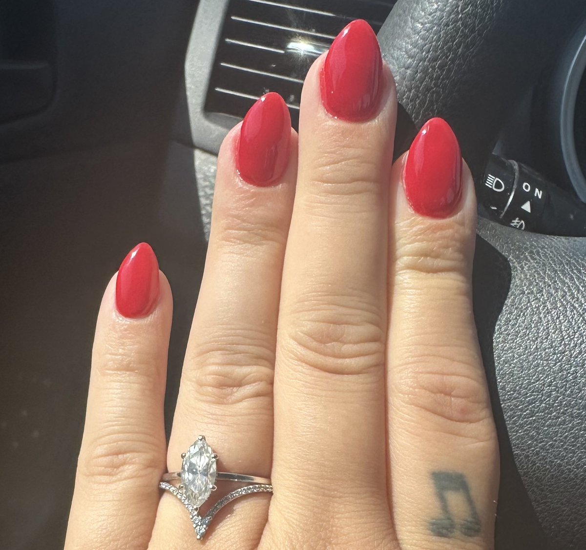 stephyspikes's tweet photo. what i asked for vs. what i got: i think she nailed it! 💅🏻😏 https://t.co/LuWZWIGBPB