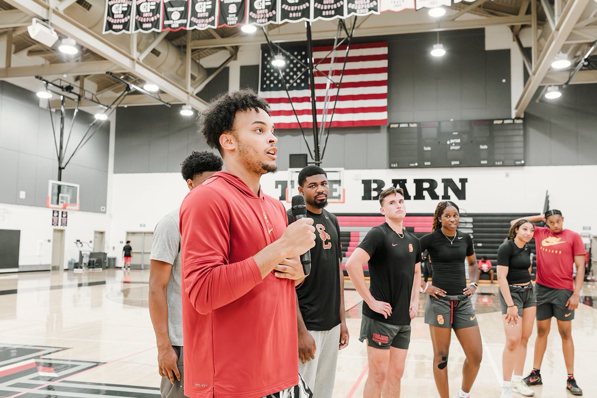 Summertime Hoops with <a href="/theorganicfrost/">Frostee Rucker</a>’s Stay Ready did NOT disappoint! 🤙🏀

@uscwbb and <a href="/uschoops/">USC Hoops</a> student-athletes coached campers and participated in a Q&amp;A about life as a college athlete. If you can see it, you can be it! ✌️

#FightOn | #HouseofVictory #NIL