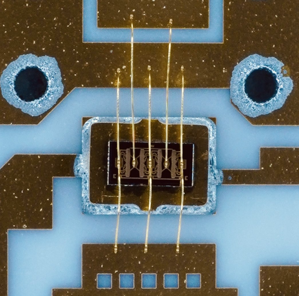 duke_cpu's tweet photo. It’s #pacman!
As promised, the close-up pictures of the two smaller dies. Macroshot vs. Microscope shot…
3/3 https://t.co/Ok7dR6w2ty