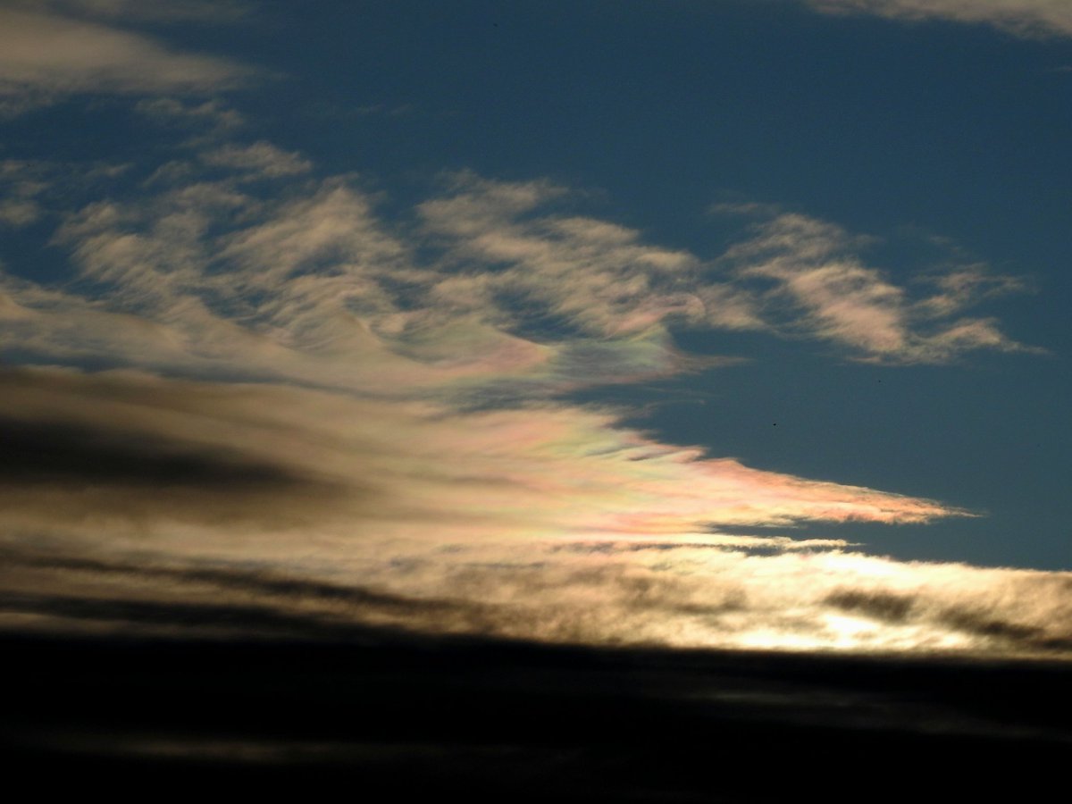 mildthing99's tweet photo. *Coat of many colours*
Beautiful #iridescence above the sunset over the #SurreyHills #irisation #MotherOfPearl
@SurreyHillsNL @CloudAppSoc @StormHour @metoffice @ThePhotoHour @PeterGWeather @liamdutton #StormHour #loveukweather #getoutside https://t.co/4sdPpjHIea