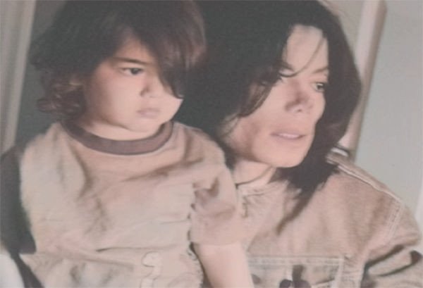 TheMJCorner's tweet image. Michael &amp;amp; his youngest son, Bigi (Blanket.)
#MichaelJackson