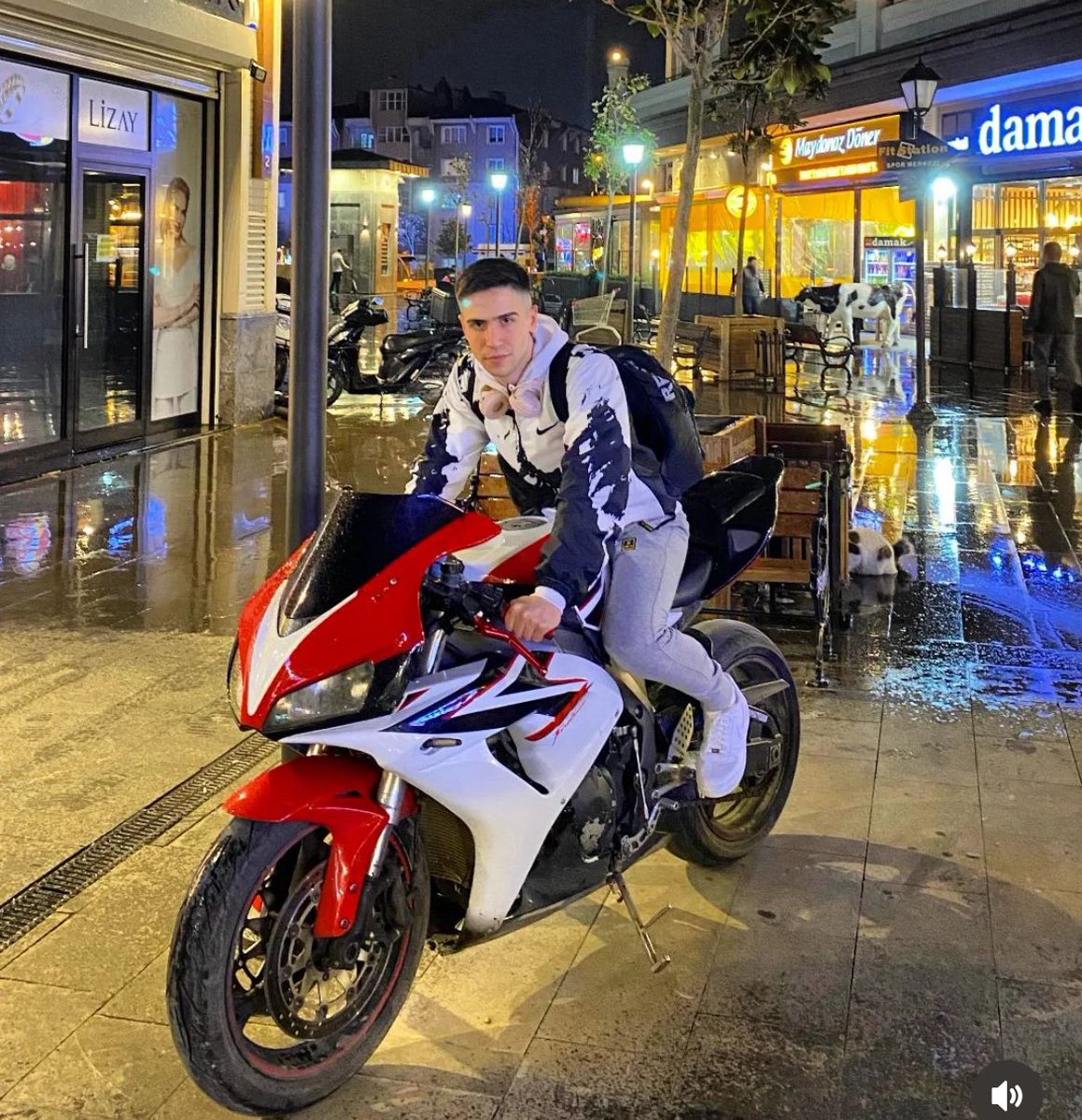 mequenzoo's tweet photo. White Angel 🪽

#cbr1000rr
#MotoGP https://t.co/CYyNhZnOu9