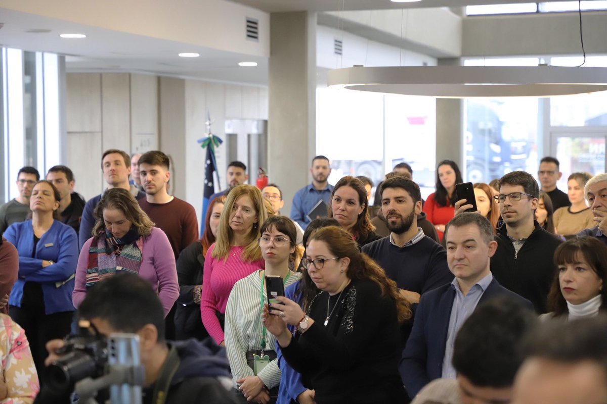 AGRADECIDOS POR EL COMPROMISO DE YPF CON RÍO NEGRO

Hoy tuvimos el honor de recibir y reconocer en el edificio de <a href="/EnergiaRN/">EnergiaRN</a> de Cipolletti al presidente de <a href="/YPFoficial/">ypfoficial</a>, Horacio Marín. Le agradecimos personalmente por la histórica inversión que realizará YPF y <a href="/Petronas/">PETRONAS</a> en nuestra