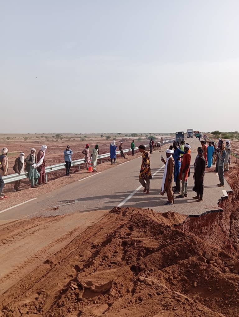 BoureimaKabirou's tweet photo. 🚩Niger 🇳🇪 #Agadez Mararaba #Ingal à un coût de + #28Millards réalisé entre 2021-2022. Un an après sa réception,la #pluie de d'avant-hier nous informe qu'elle a mal été réalisé par #MBC !
@ighazer @garamadou https://t.co/b5moJKeQgp