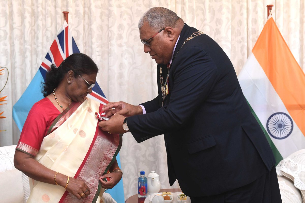 rashtrapatibhvn's tweet photo. President Ratu Wiliame Maivalili Katonivere of Fiji conferred the Companion of the Order of Fiji upon President Droupadi Murmu. This is the highest civilian award of Fiji. President Murmu said that this honour is a reflection of the deep ties of friendship between India and Fiji. https://t.co/6xWcykOI71