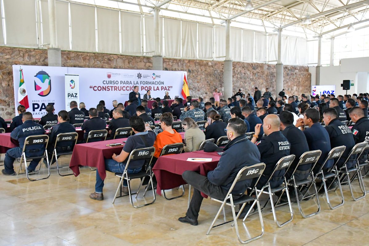 En el marco de la Agenda del Año de Paz, el General Arturo Medina Mayoral, secretario de Seguridad Pública, inauguró, en representación del Gobernador David Monreal Ávila, el Curso Internacional de Formación "Construcción para la Paz".  goo.su/l1HReYe