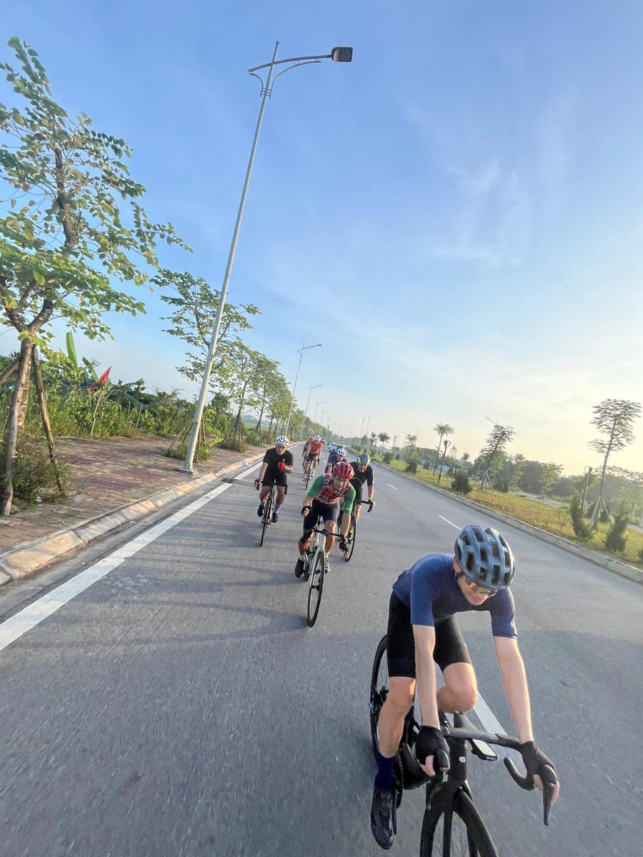 MottoCycling's tweet photo. 朝練☀️🚴‍♀️🚴🚴‍♂️
前半はお久しぶりの🇨🇭師匠を含めたクライマーチーム🇧🇷🇮🇹参戦のBig Group 🇩🇰🏴󠁧󠁢󠁳󠁣󠁴󠁿🏴󠁧󠁢󠁷󠁬󠁳󠁿🏴󠁧󠁢󠁥󠁮󠁧󠁿🇳🇱🇿🇦🇦🇺🇲🇾🇻🇳🇯🇵でした。
後半はボチボチ良いペースで心拍が久々に188に到達、220-188=32ということでもう少しで20代突入でした。

#cycling #roadbike #chapter2 https://t.co/1cwNEXGr9C