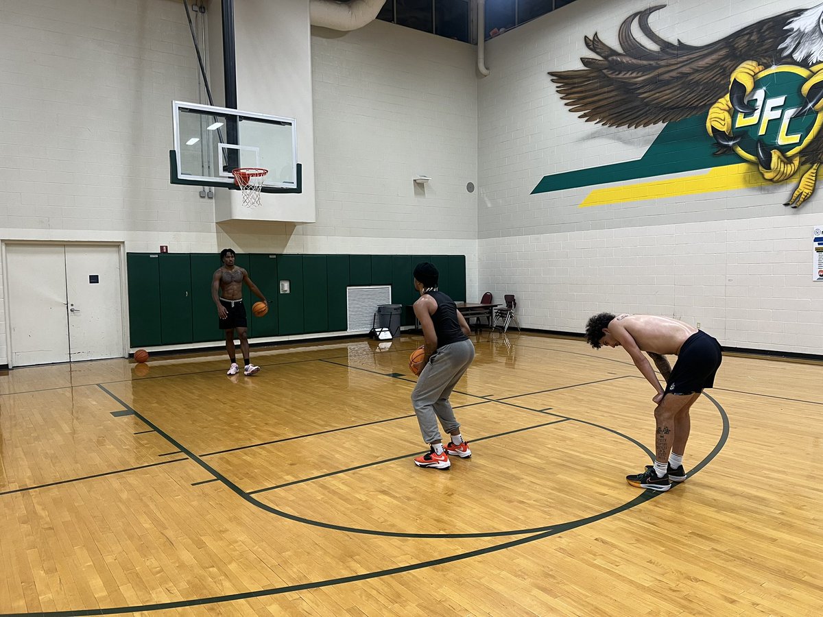 Night time lab at Desoto High School <a href="/RJGetBuckets/">Robert Jennings II</a> <a href="/popisaacs2/">Pop Isaacs</a> <a href="/cole_franklin23/">Cole Franklin</a> #HOTBREAD