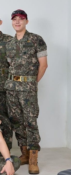 OMG....Sergeant Jung Hoseok in a group photo shared by a soldier who was discharged today!