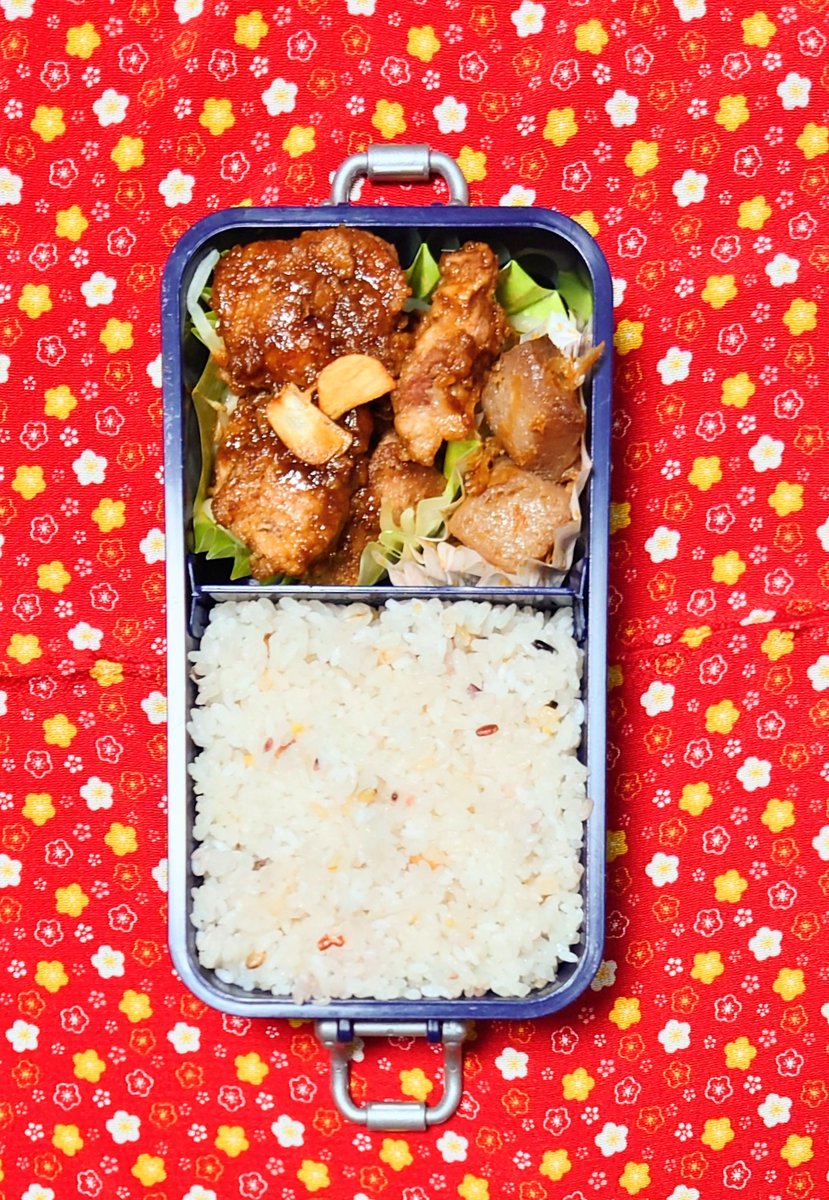 hmrdkr's tweet photo. 最近の旦那さんのお弁当🍱
その①

雑穀入りごはん
トンテキ
雷こんにゃく

梅じゃこごはん
豚肉となすと万願寺とうがらしの柚子胡椒炒め
新生姜の甘酢漬け

焼肉丼
炒め野菜

でした😊

#お弁当
#お弁当記録
#お弁当作り楽しもう部 https://t.co/8avgaLeT1x