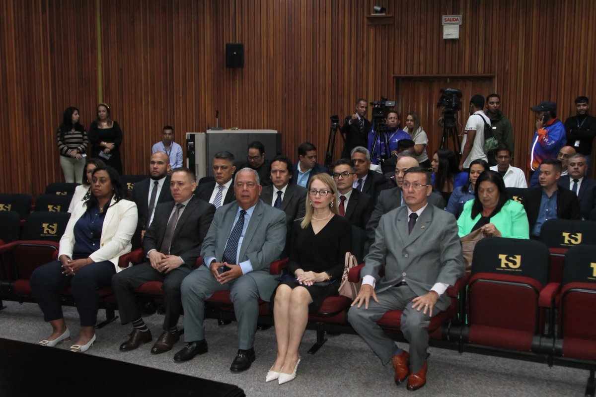 Autoridades del Poder Electoral consignan ante el Tribunal Supremo de Justicia (TSJ) instrumentos relacionados a la Elección Presidencial 2024.
#CNE🇻🇪