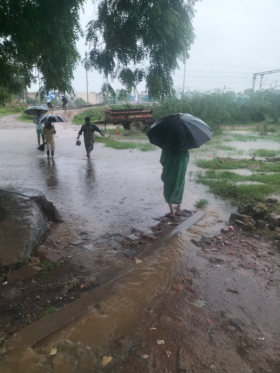 Maninde44784980's tweet photo. @drmkota @AshwiniVaishnaw @PMOIndia @wc_railway 
मार्मिक अपील 
20 हजार से ज्यादा आम जनता को अटरू स्टेशन ,बाजार स्कूल, जाने के लिए पहले 2 फुट पानी से फिर रेलवे लाइन से जान जोखिम में डालकर जाना पड़ता है कृपया इस मामले पर तुंरत कार्यवाही करें।धन्यवाद https://t.co/m0Ka1jHlgB