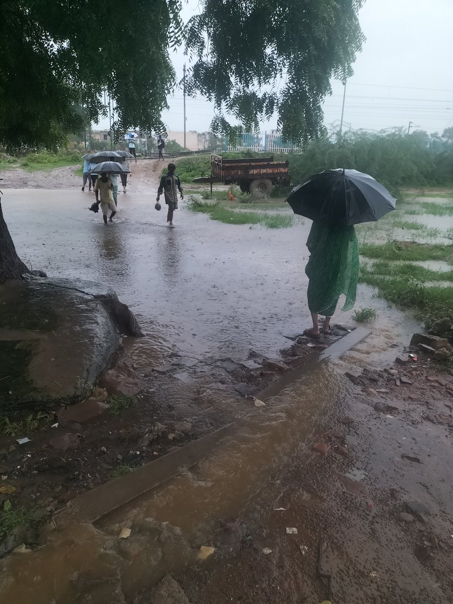Maninde44784980's tweet photo. @drmkota @AshwiniVaishnaw @PMOIndia @wc_railway 
मार्मिक अपील 
20 हजार से ज्यादा आम जनता को अटरू स्टेशन ,बाजार स्कूल, जाने के लिए पहले 2 फुट पानी से फिर रेलवे लाइन से जान जोखिम में डालकर जाना पड़ता है कृपया इस मामले पर तुंरत कार्यवाही करें।धन्यवाद https://t.co/m0Ka1jHlgB