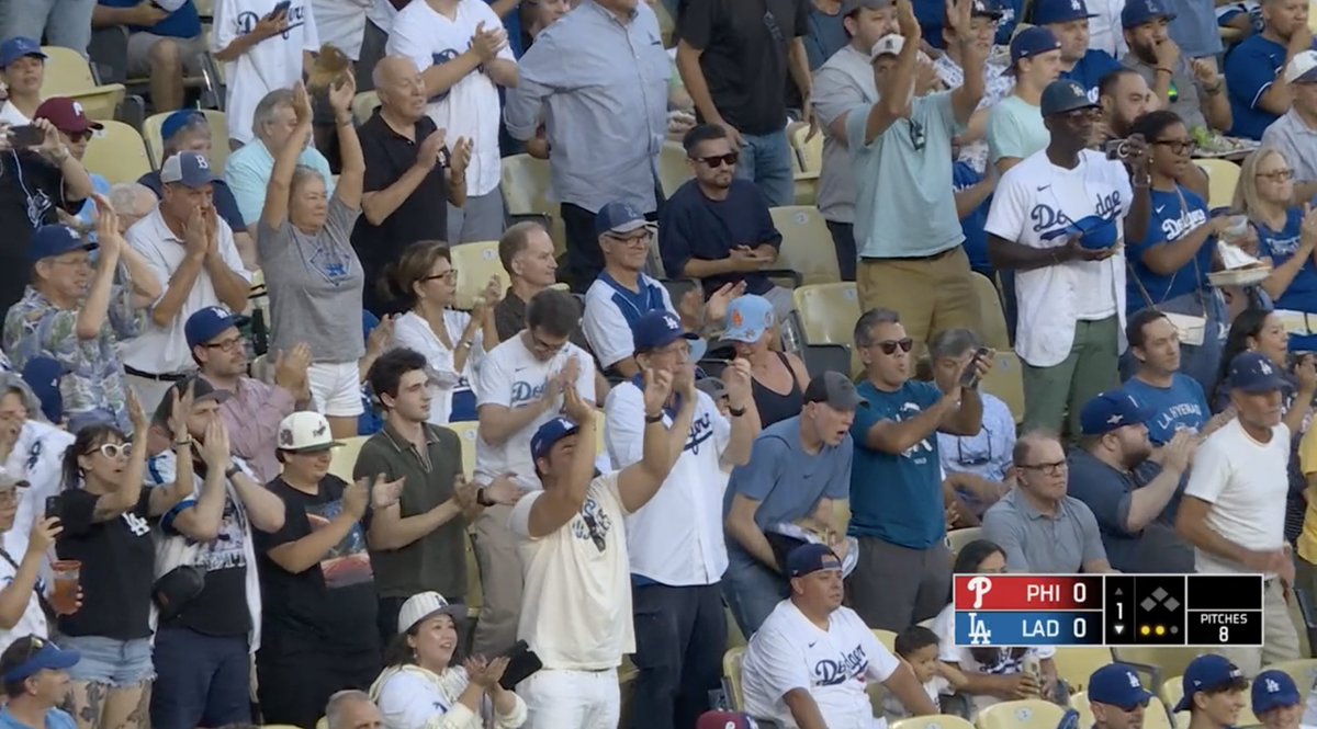 BRWalkoff's tweet image. Freddie Freeman received a standing ovation before his first AB 🥹