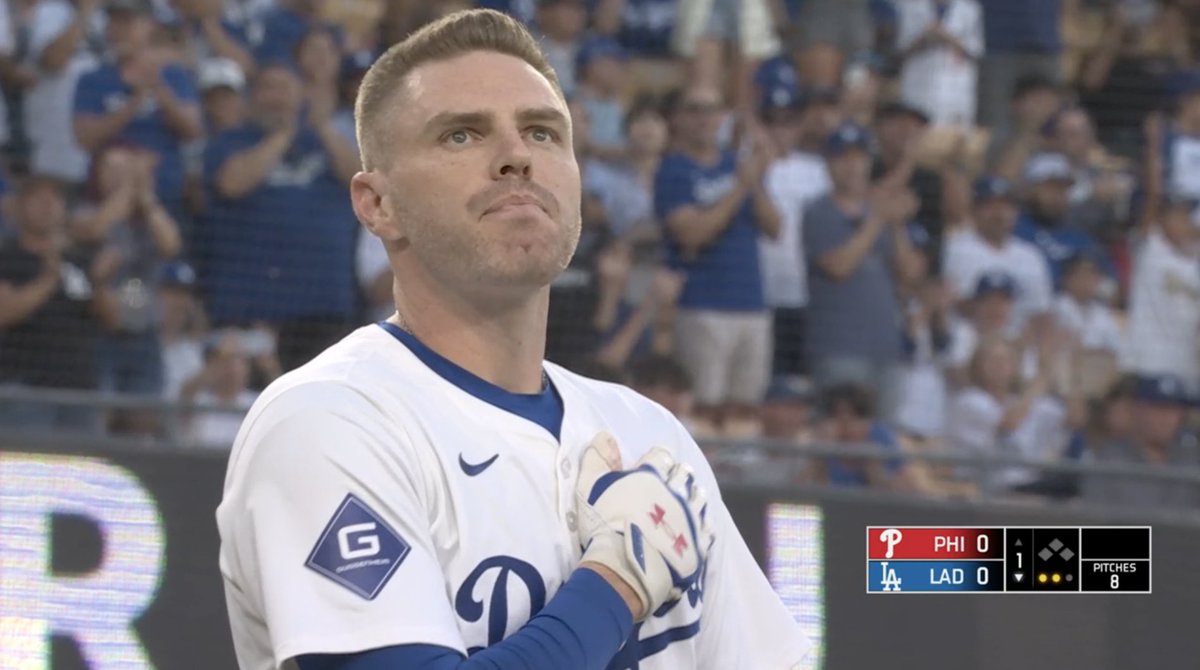 BRWalkoff's tweet image. Freddie Freeman received a standing ovation before his first AB 🥹