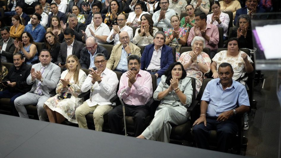 Hoy con mucha felicidad y gran cariño acompañé a mi amiga María Elena Limón en su tercer y último Informe Legislativo; hemos caminado juntas para hacer de Tlaquepaque un lugar prospero y si hay un ejemplo de una mujer incansable, eres tú, comprometida con Jalisco y con México.