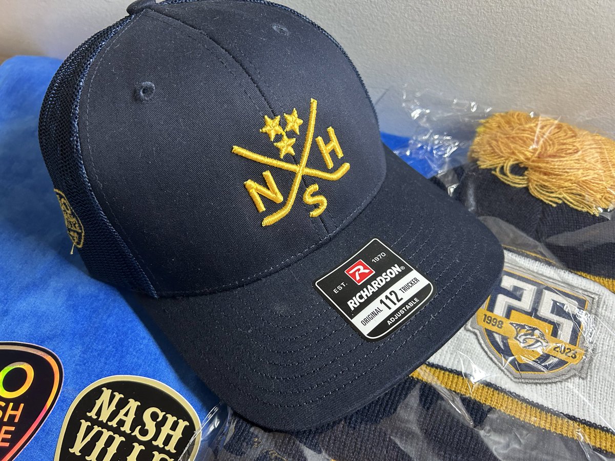 AlexDaugherty1's tweet image. Hockey will be here soon… time for a #Preds giveaway! 

Win ALL 6 of these delightful #Preds goodies by doing these two things: 

1️⃣ follow me @AlexDaugherty1 
 
2️⃣ RT and like this post 

That’s it— winner will be announced this Friday 8/9 at noon!