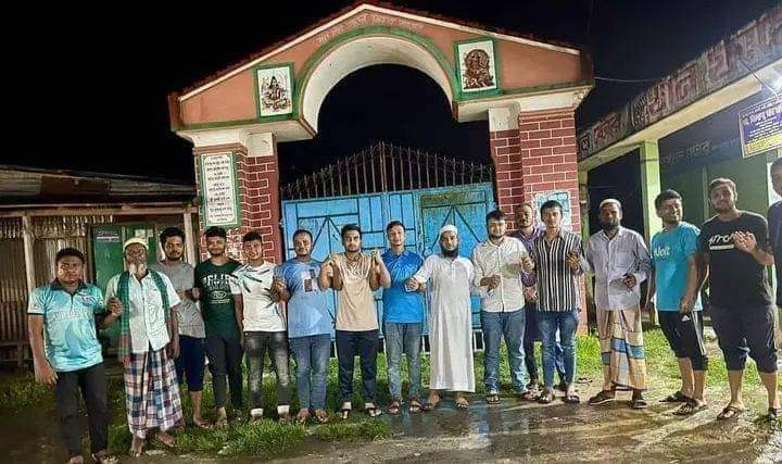 The Muslims of the country are united in the protection of Hindus and other religious minorities.  Muslim brothers are and will always be there to protect and guard religious places of worship.

#HindusAreSafeInBangladesh
#CommunalHarmony
#ProtectAllFaiths
#UnitedBangladesh