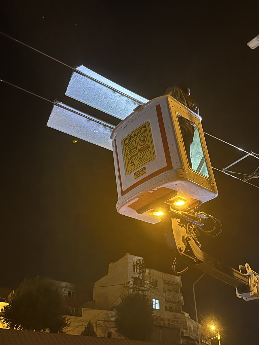 Başıklıgöl Kavşak Çalışmasından Dolayı 63 Hattındaki İleri Alınan  Sakıbın Köşkü  Durağı Trambüs Enerji Bağlantı Şapkasının Demontaj -Montaj İşlemi Başarılı Bir Şekilde Yapılmıştır.<a href="/sanliurfabld/">Şanlıurfa Büyükşehir 🇹🇷</a> <a href="/urfabelsan63/">URFA ULAŞIM A.Ş</a> <a href="/mahmut_kaysi/">Mahmut KAYSI</a> <a href="/habibarslan63/">Habib Arslan</a> <a href="/AkmMANGAL/">Abdulkadir MANGAL</a> <a href="/MithatCanKutluc/">Mithat Can KUTLUCA</a>