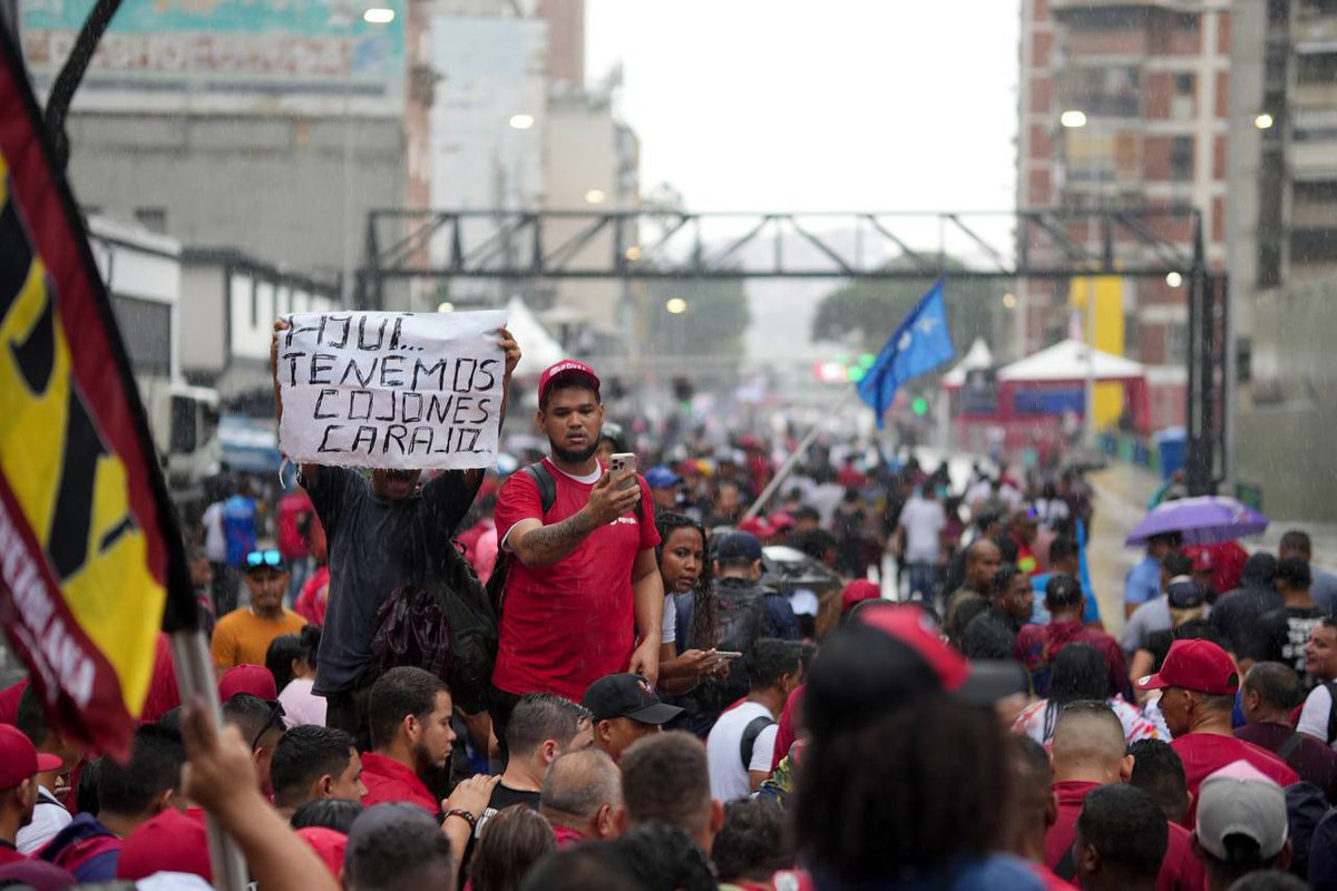 ElUniversal's tweet photo. #EnFotos📸 | Este lunes #05agos las calles de Caracas se inundaron para marchar por la paz y en respaldo al presidente Nicolás Maduro.
La movilización de los jóvenes revolucionarios salió desde el Liceo Andrés Bello en la avenida México para culminar en avenida Urdaneta frente a la Vicepresidencia.
#EUVzla #ElUniversal