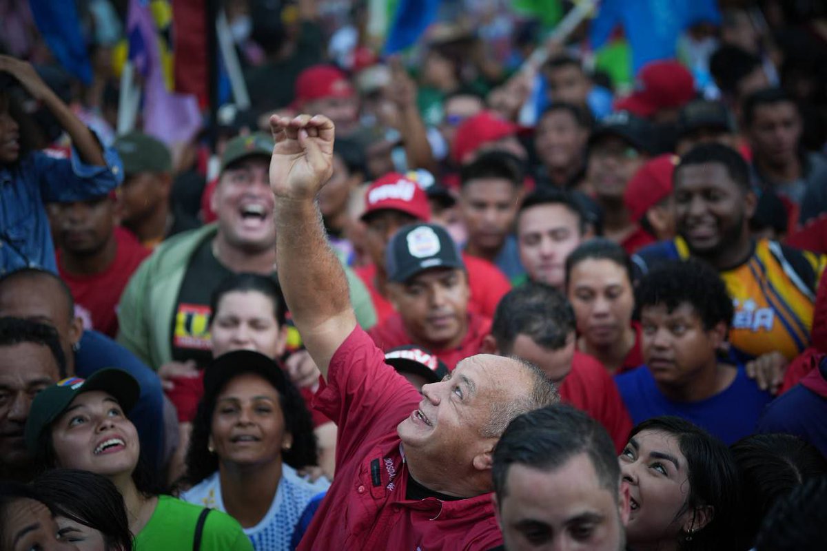 ElUniversal's tweet photo. #EnFotos📸 | Este lunes #05agos las calles de Caracas se inundaron para marchar por la paz y en respaldo al presidente Nicolás Maduro.
La movilización de los jóvenes revolucionarios salió desde el Liceo Andrés Bello en la avenida México para culminar en avenida Urdaneta frente a la Vicepresidencia.
#EUVzla #ElUniversal