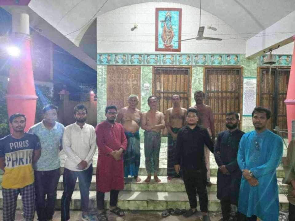nafisa_tab27031's tweet photo. #WeBelieveInUnity
#HindusOfBangladeshAreProtected
#ProtectHindusOfBangladesh
#HindusAndMuslimsAreUnitedInBD
#StudentsShieldHindus
We respect Hindus and the posts you are seeing of relatable Hindus getting attacked is not true! https://t.co/zNjnvJZypx