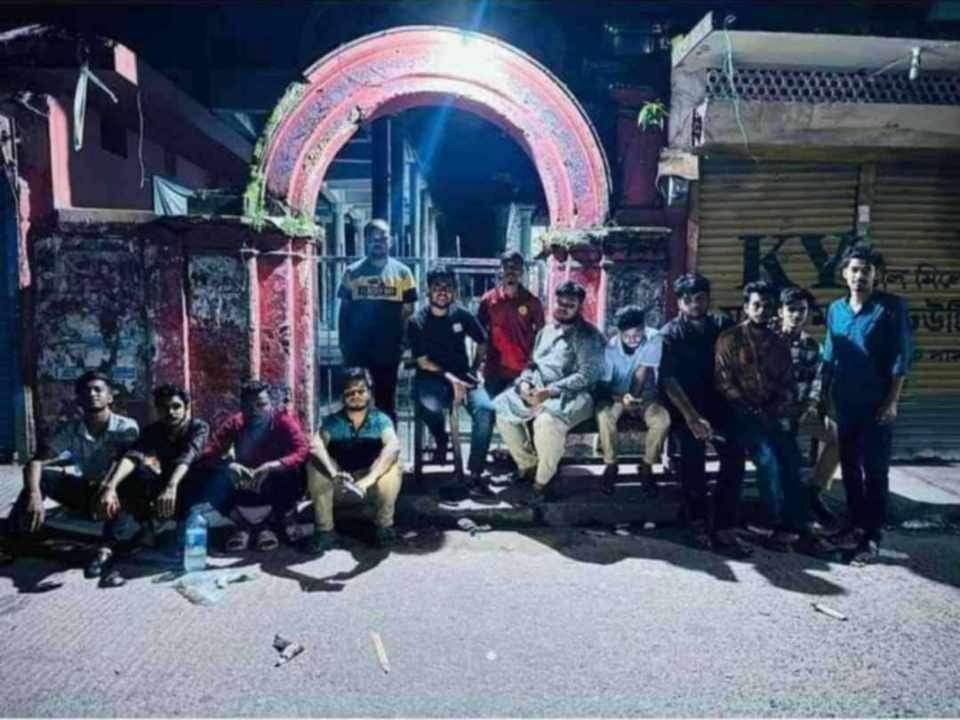 nafisa_tab27031's tweet photo. #WeBelieveInUnity
#HindusOfBangladeshAreProtected
#ProtectHindusOfBangladesh
#HindusAndMuslimsAreUnitedInBD
#StudentsShieldHindus
We respect Hindus and the posts you are seeing of relatable Hindus getting attacked is not true! https://t.co/zNjnvJZypx