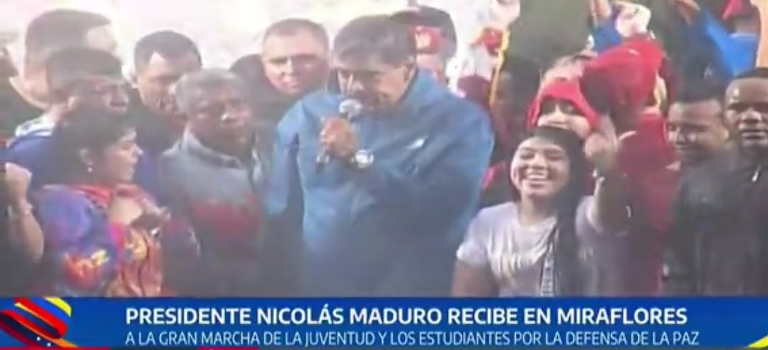 🔵 #AHORA | El presidente Nicolás Maduro se encuentra con la Gran Marcha de la Juventud y los Estudiantes Venezolanos por la Defensa de la Paz, que continuo a pesar de la lluvia.
