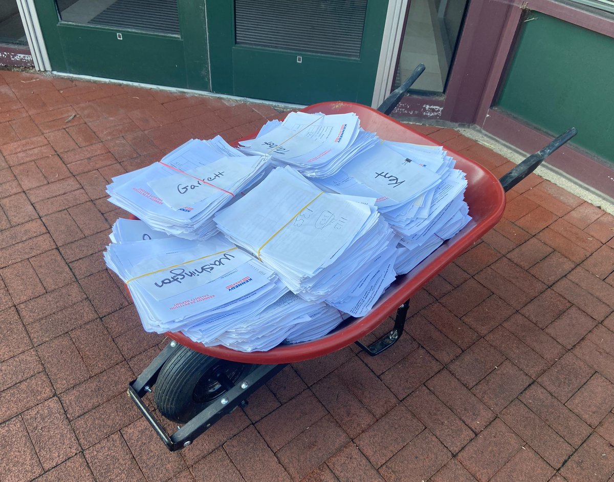 amaryllisfox's tweet image. This is what democracy looks like.

We love you, Maryland!

#AmericaStrong #Kennedy24