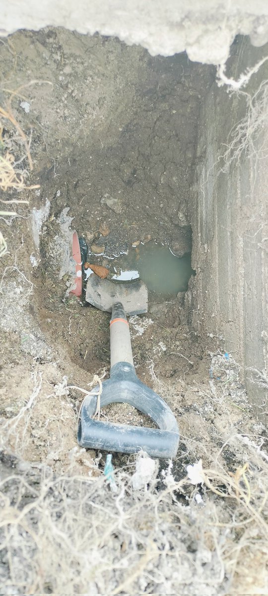 Masterardo1986's tweet photo. @SendasResideQro, buena tarde, en cuanto tiempo van a reparar la mala instalación del sistema hidrosanitario de mi casa? Hoy vinieron a hacer el agujero y confirmar que el tubo estaba sobrepuesto y ahora no saben cuándo van a reparar la falla. https://t.co/VysqDAM3UT