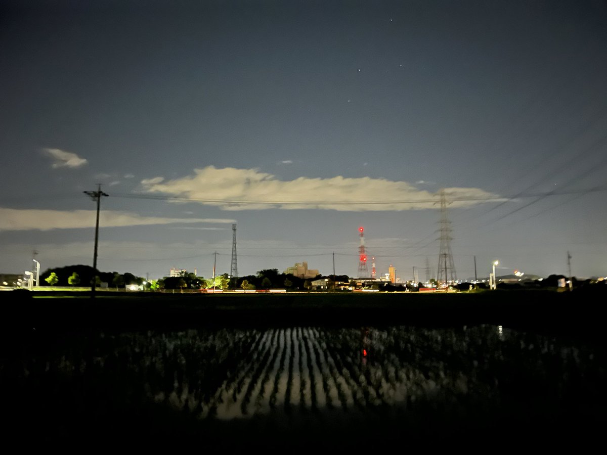 marsan0369's tweet photo. 今を生きる。��の言葉が好き。私も54年生きてきて、過去に悔やむこともあり、この先に不安がないわけではない。でも悔やんだり不安を抱えながら生きても楽しくない。じゃどうするってなるが、今に感謝して自分が素直にできることをコツコツやっていくしかないよね。その今の積み重ねが自分の人生になる。だからこそ今に感謝して今を大切に生きよう。新月からの流れで切替してスタートするにはいいタイミング。地に足つけて一歩一歩進んで参りましょう。私もコツコツやっていきまつ。では本日も松葉ジュース飲んで元氣と笑顔で参りましょう。