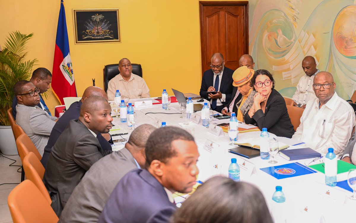 Ce lundi 5 août 2024, au nom du Ministère des Affaires étrangères, j’ai procédé à la soumission des instruments juridiques relatifs à la réforme de la diplomatie haïtienne en vue de leur éventuelle adoption en Conseil des Ministres :
 
- Arrêté portant réforme de la Diplomatie