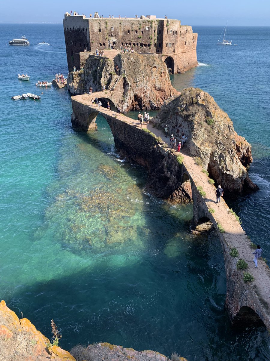 damapeng's tweet photo. 9日間のポルトガルの旅の最終日の前日は、バーレンガ島に一泊して自然を満喫しました。ポルトガルの海は寒流の��かげで冷たかった。 https://t.co/rAZFdE6NsQ