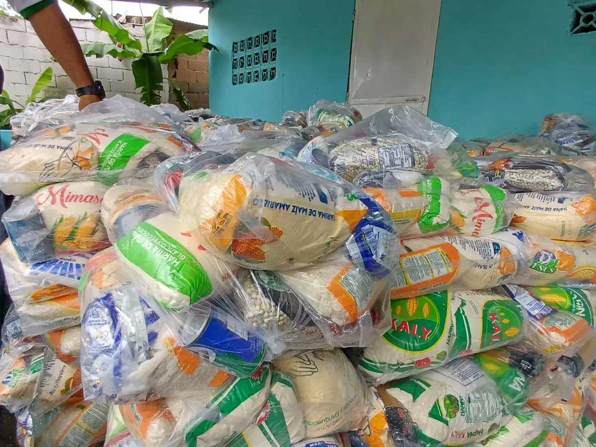 clapcaroni's tweet photo. En Guayana el trabajo sigue avanzando, seguimos  con buenos resultados la política alimentaria del pueblo implementada por nuestro Presidente Nicolás Maduro, a través del movimiento  CLAP,  beneficiando a más de 3900 familias. @NicolasMaduro #PatriaSoberanaYPlena https://t.co/jnHPD4zZPm