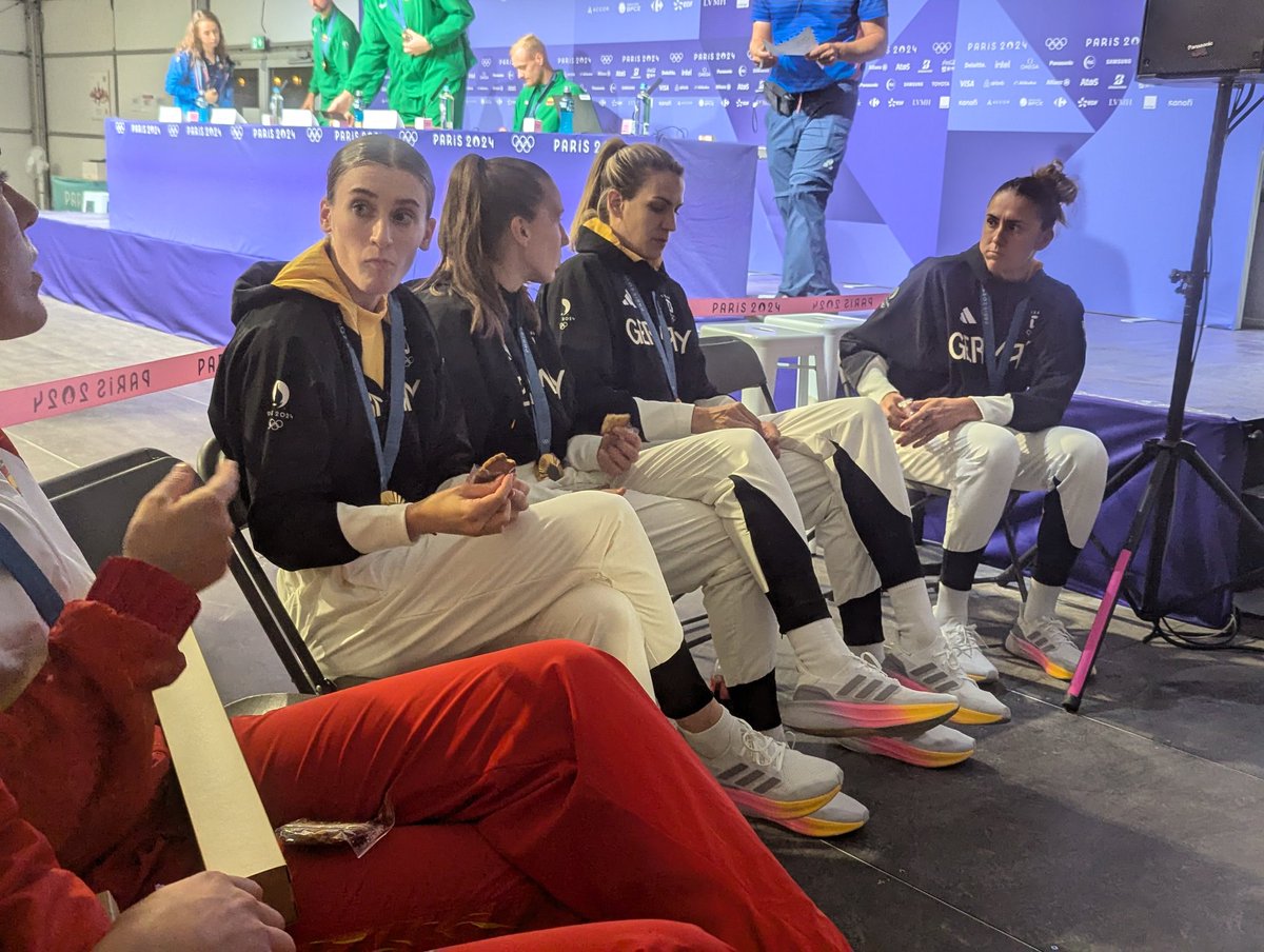 ThomasReibetanz's tweet image. So sehen Olympiasiegerinnen aus 🤣
#GOLD 
#Paris2024 
#dbb
#TeamDeutschland