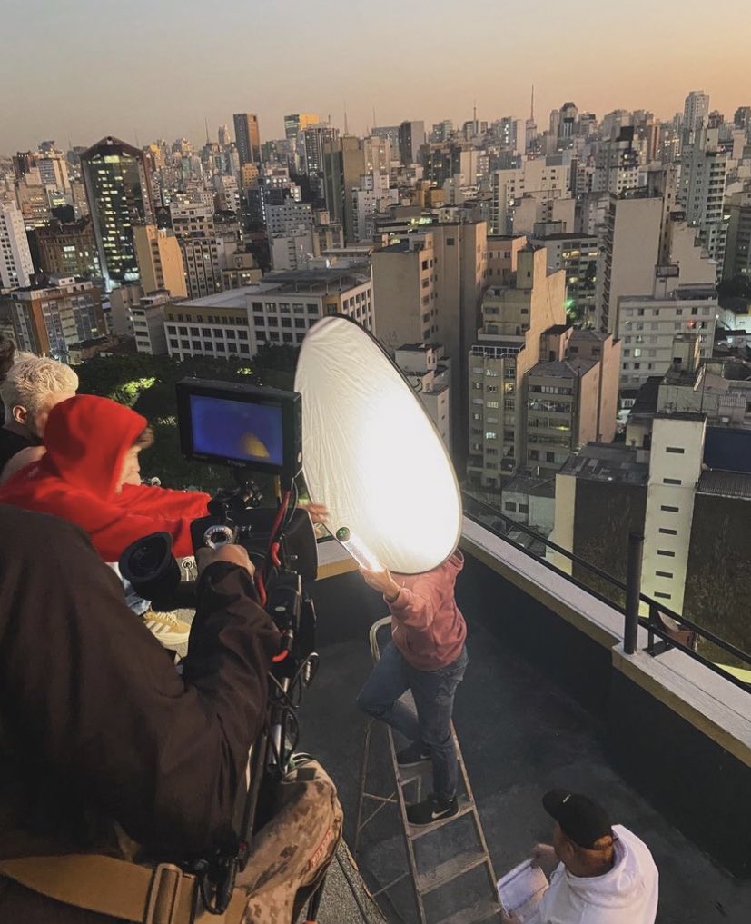 midiastofani's tweet photo. silêncio no set https://t.co/bUypUna1CS