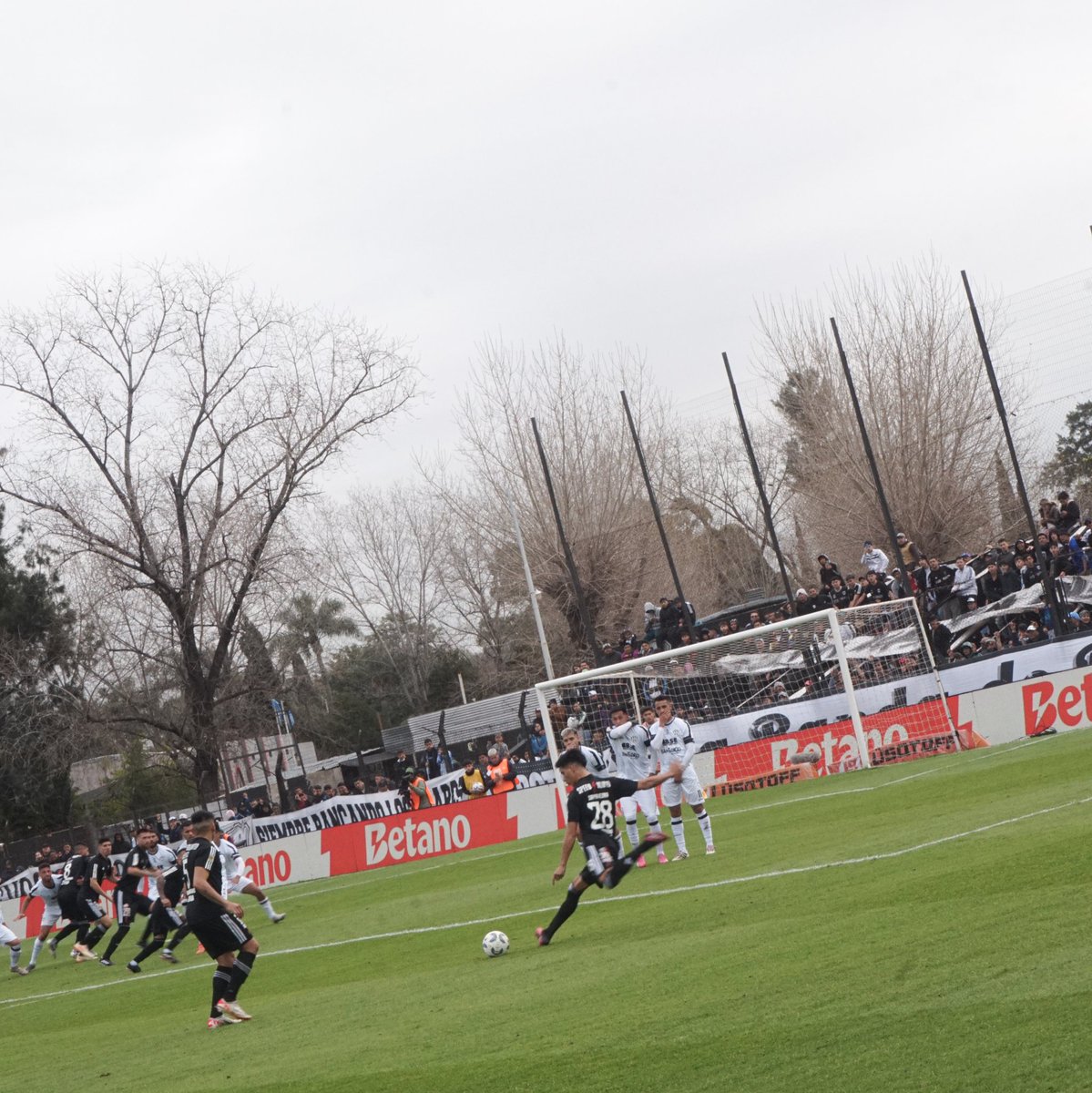 groundspotters's tweet photo. 🏟️ Important win for @prensariestra in the fight to escape the relegation places.
It was 1-0 against @cacc_sde at Guillermo Laza stadium.
#riestra #deportivoriestra #malevos #vamosmalevos #somospompeya #bajoflores #hopping #groundhopping #groundhopper #fussball #ground https://t.co/ioaMdm8cBC