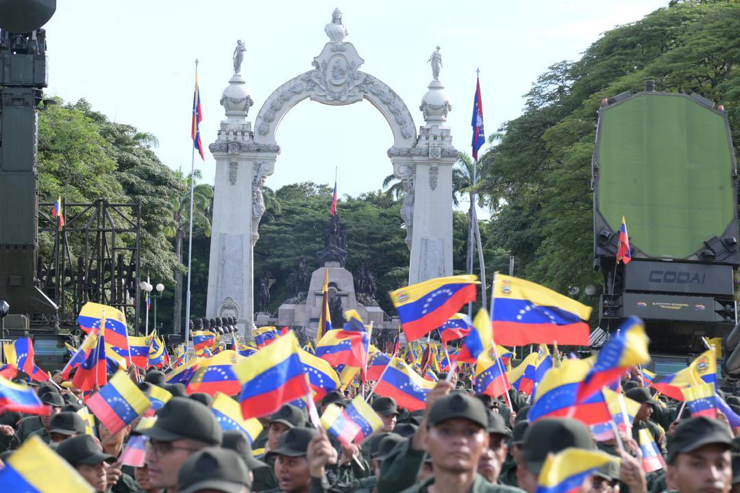 El amarillo de nuestra Bandera representa todas las riquezas que poseemos y que son envidiadas por los imperios, el azul representa el océano que nos separa de los expoliadores y el rojo, la sangre que estamos dispuestos a derramar en defensa de nuestra patria !