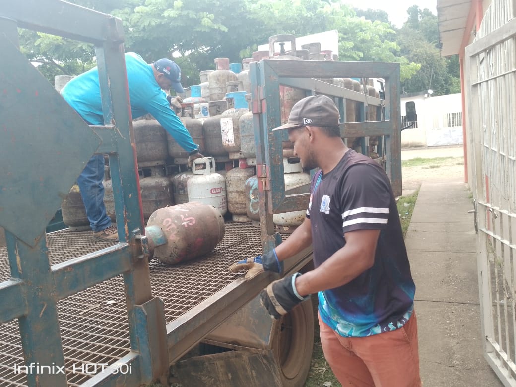 Con éxito fue realizada una jornada de distribución de GLP en la comunidad Vicario 2 sector 1, municipio Francisco de Miranda, donde resultaron favorecidas 205 familias guariqueñas.

#PatriaSoberanaYPlena 

<a href="/NicolasMaduro/">Nicolás Maduro</a> 
<a href="/josemvasquez/">José Vásquez</a>
<a href="/JulioEnriqRojas/">Julio Rojas</a>
<a href="/Goncalvez211/">José D Goncalvez</a>