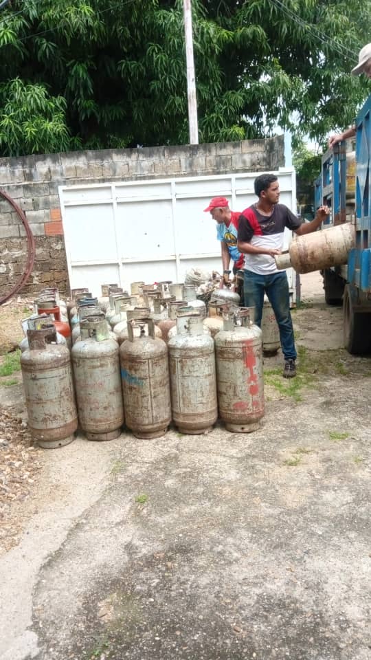 ¡Seguimos trabajando en beneficio del pueblo!

Nuestra fuerza laboral llegó hasta la comunidad Casco Central de Calabozo, para entregar cilindros de gas doméstico recargados a 191 familias de la zona.

<a href="/NicolasMaduro/">Nicolás Maduro</a>
<a href="/josemvasquez/">José Vásquez</a>
#PatriaSoberanaYPlena